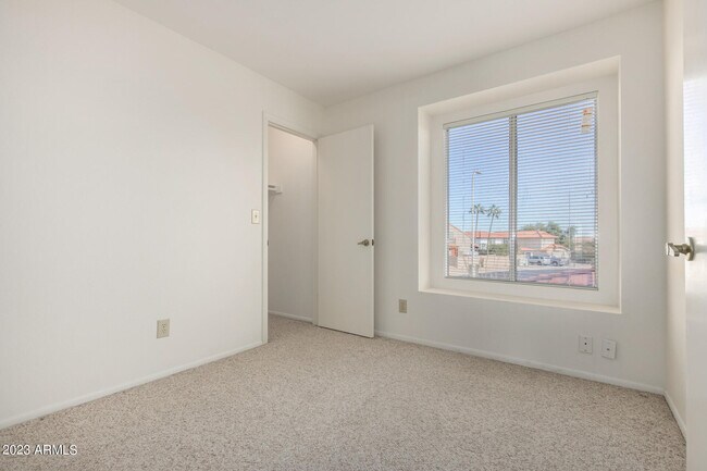 Building Photo - 9422 S 43rd Pl