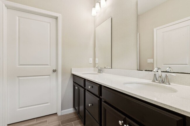 Building Photo - Spacious 3BR/3.5BA Home with Office & Reso...