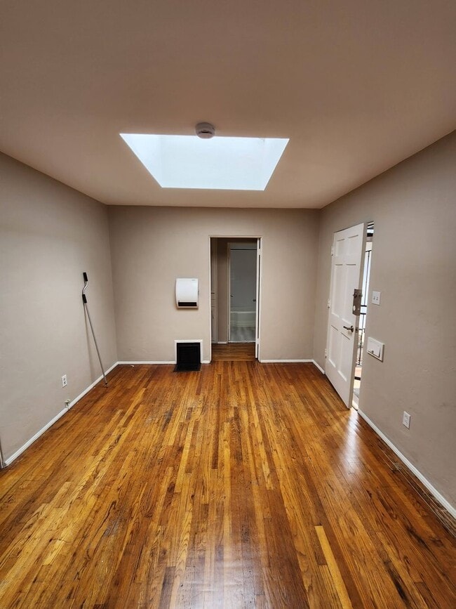 Building Photo - 1 Bedroom Cottage in Old Town