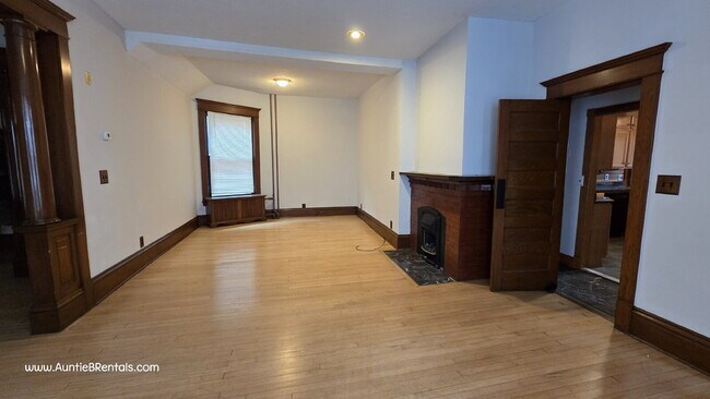 Building Photo - 3 bed - 1 bath One block from Grand Ave in...