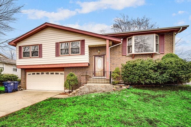 Building Photo - 4 Bed 2.5 Bath in Des Plaines