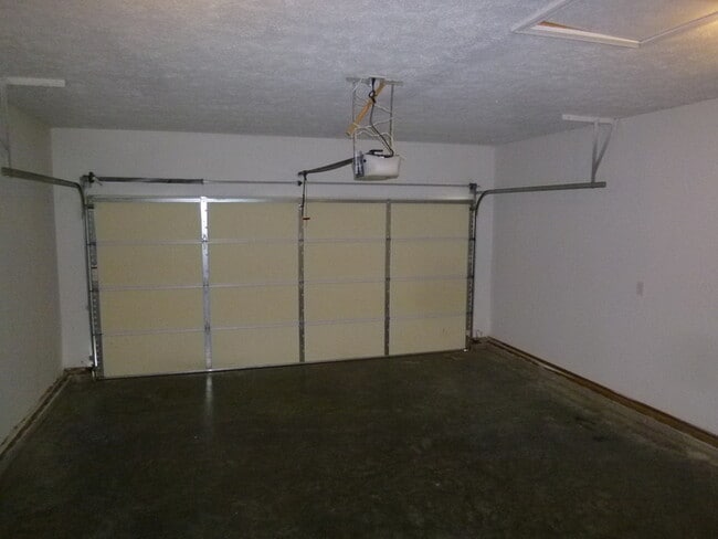 Building Photo - Spacious East Side 4 Bed 2 Bath Home, 2-Car Garage, Total Electric, Pets Welcome!