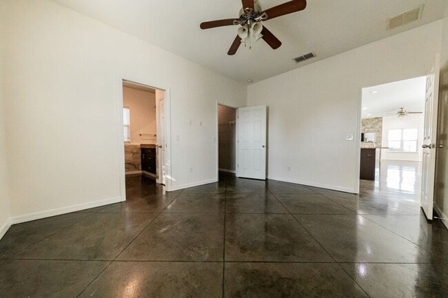 Building Photo - 2905 Whispering Trails Dr