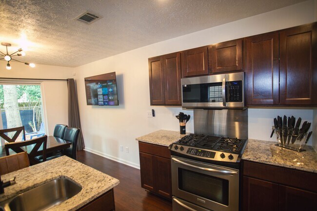 Building Photo - 665 Lakeside Cir