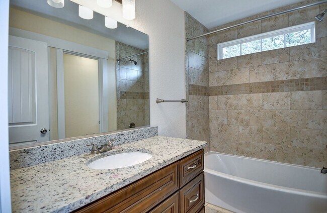 Building Photo - MOVE IN READY! GORGEOUS HOME IN CHESAPEAKE!