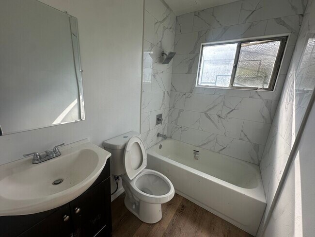 Building Photo - 2027 Ridgeley Dr