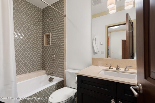 Building Photo - 509 W Hopkins Ave