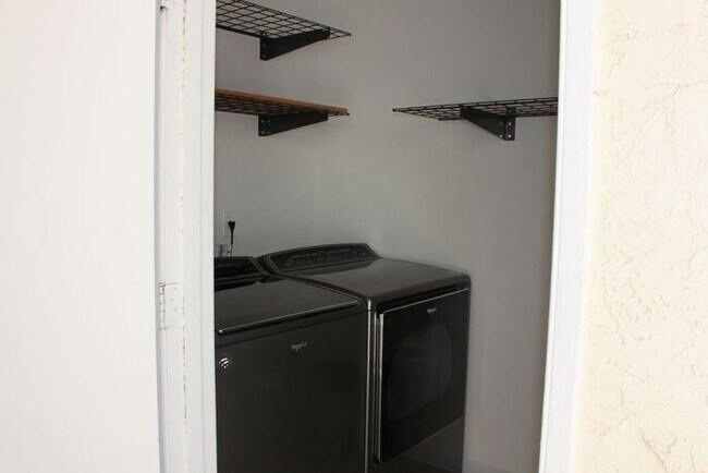 Building Photo - Awesome Mesa Location! Recker and Brown