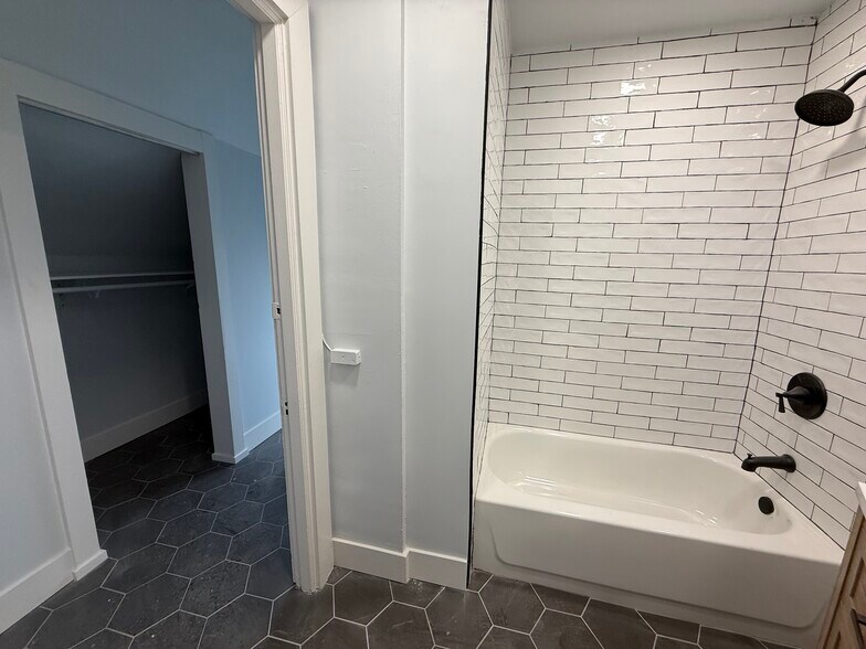 Building Photo - 1367 Burdette Ave