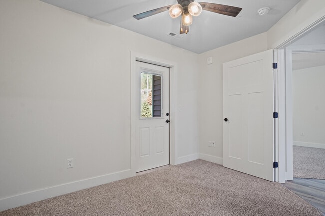 Building Photo - 117 Eiche Dr
