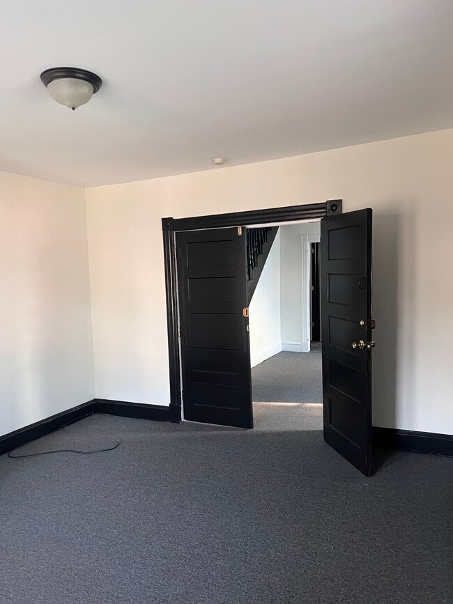 Building Photo - 140 Center St