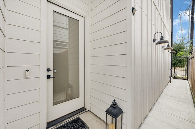 Building Photo - 4508 Sharon St
