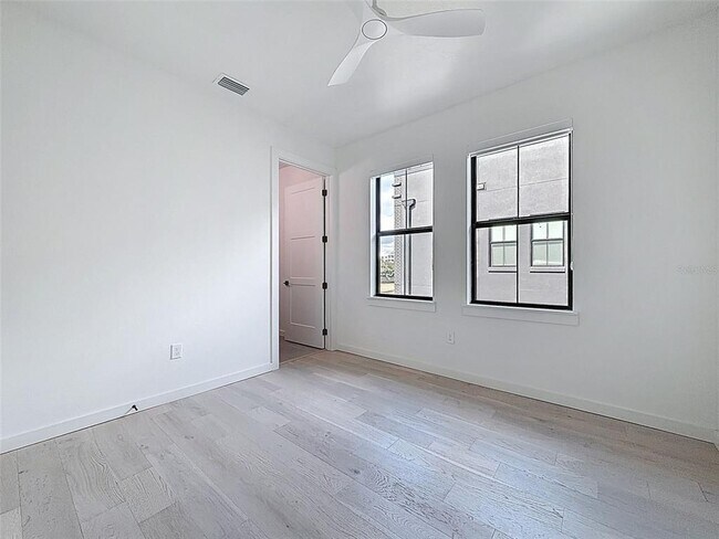 Building Photo - 1302 E Kay St