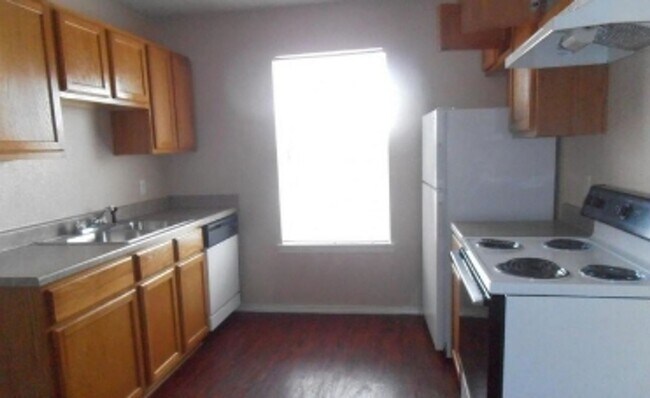 Building Photo - AVAILABLE NOW