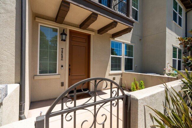 Building Photo - 3 Bedroom Townhome in the Veridian Community of Del Sur