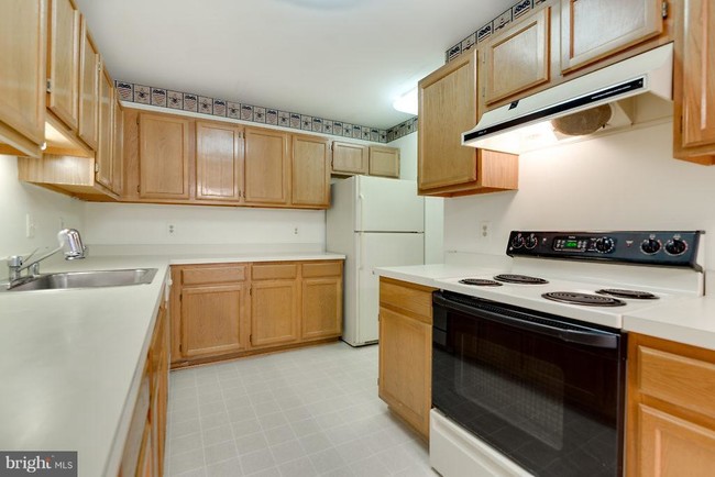 Building Photo - 7608 Southern Oak Dr