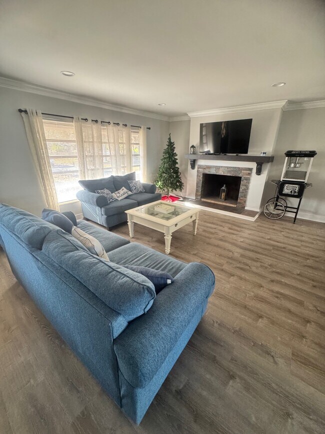 Building Photo - 734 Memorial Dr