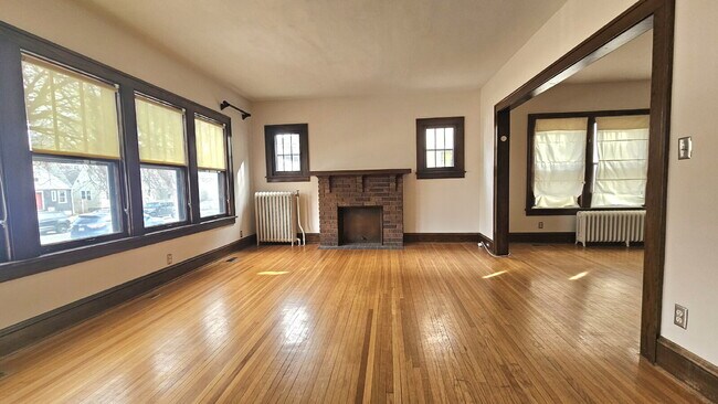 Building Photo - Very well maintained 2 Bed 1 bath duplex at 4536 Grand Ave S, Minneapolis.