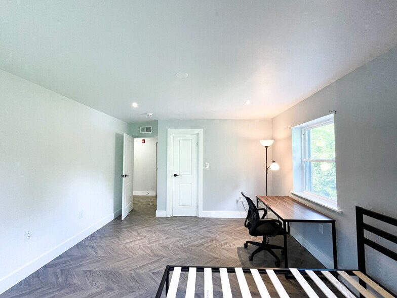 Building Photo - 4027 Beechwood Blvd