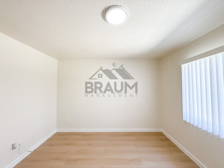 Building Photo - 5245 Riverton Ave