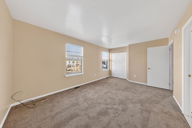 Building Photo - Newly Refinished 2 Bedroom Townhome