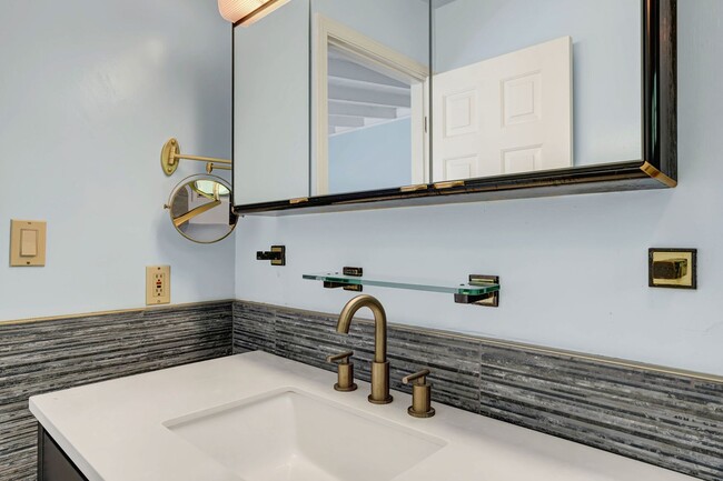 Building Photo - Spacious 4 bed, 2.5 Bath Home with Bonus Room and Pool in Palo Alto!