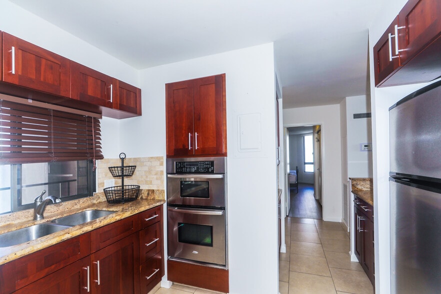 Building Photo - 1910 Ala Moana Blvd