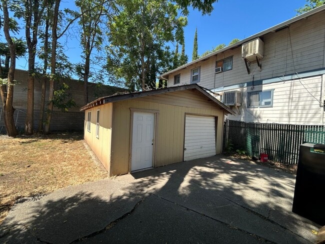 Building Photo - 3 bed, 1 bath, backyard