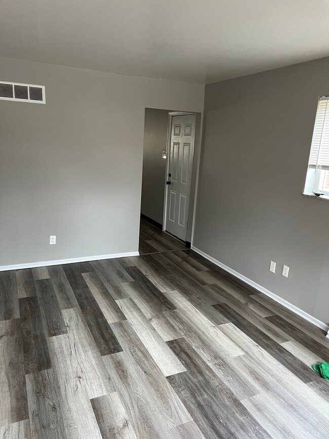 Building Photo - 10002 Livingston Ave