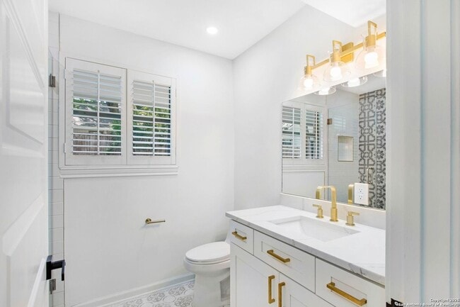 Building Photo - 423 College Blvd