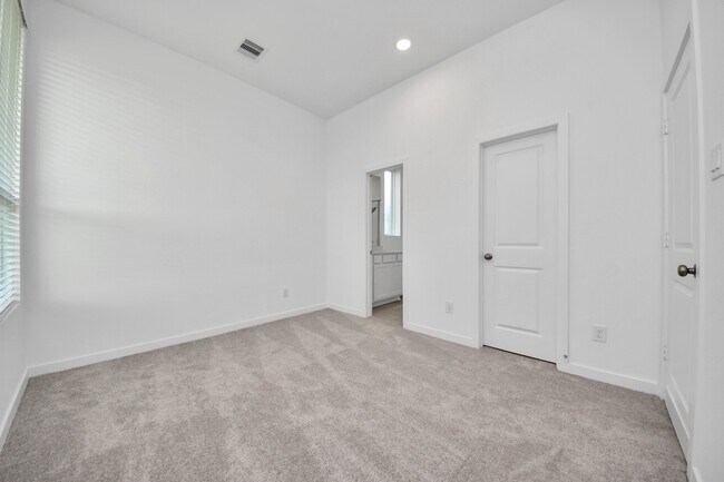 Building Photo - 27443 Sunterra Village Dr