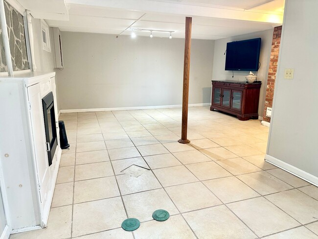 Building Photo - Updated 4 Bedroom House