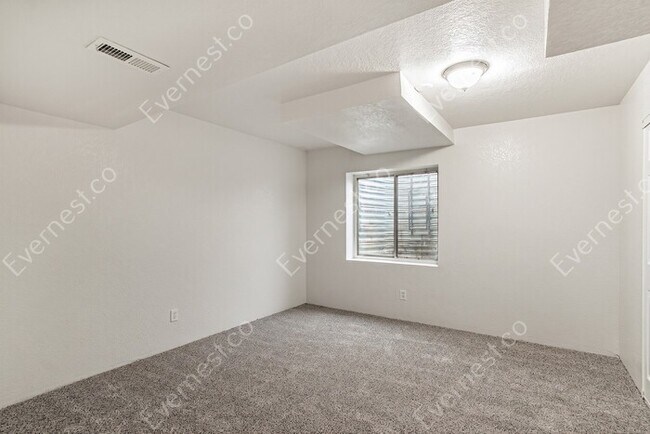 Building Photo - 5 Bed, 3.5 Bath Home with Fenced Yard & Garage / Available Now!