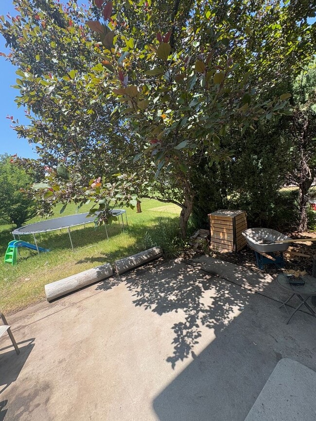 Building Photo - Classic 3 Bedroom 2 Bath Home with Attache...