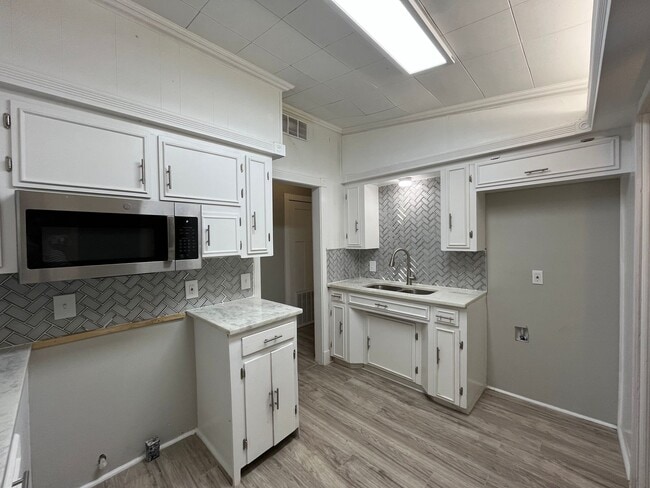 Building Photo - UPDATED FOUR BEDROOM PLUS BONUS ROOM!!