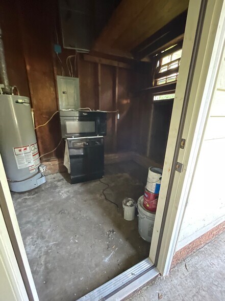 Laundry/Storage - 2665 Orchid Ave