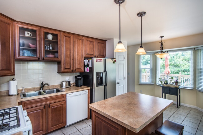Building Photo - 1620 Dahlia Ct