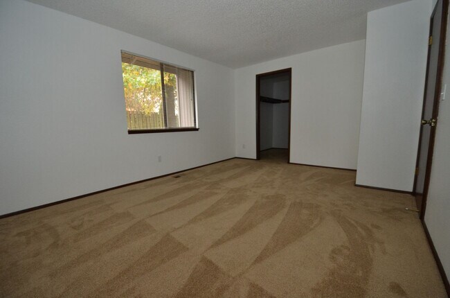 Building Photo - Charming 2-bedroom Townhome Near Downtown Beaverton!