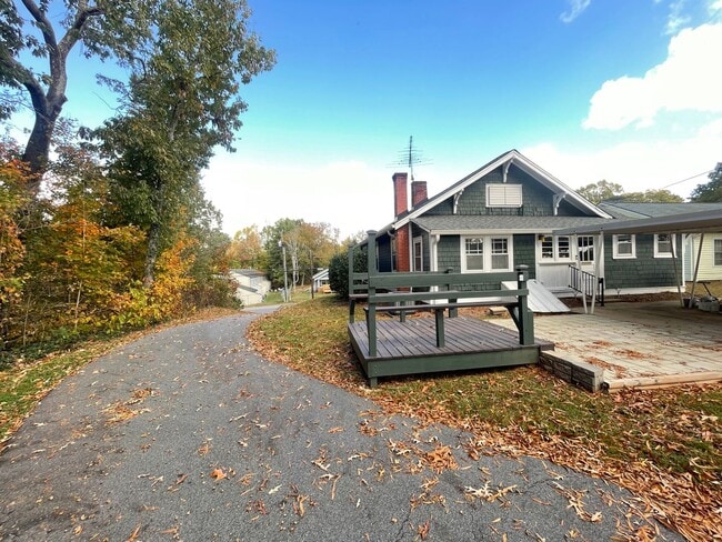 Building Photo - ?? COMING SOON ?? Charming 3 Bed / 1 Bath Bungalow – Prime Location Near Downtown Hickory