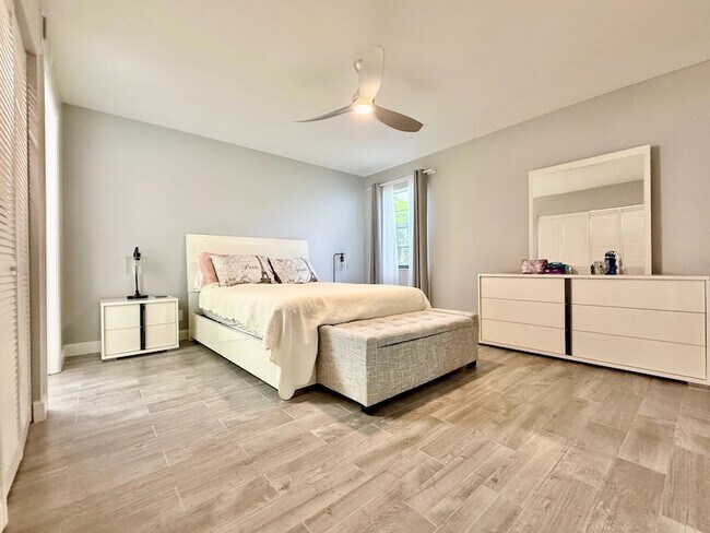 Building Photo - 10615 Ocean Palm Way