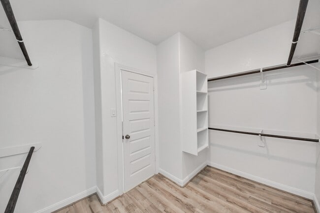 Building Photo - 24654 Greenwood Bay Dr