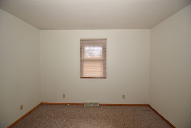 Building Photo - Mishawaka- 3 bedroom Country living near t...