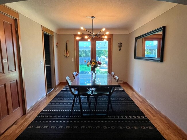 Building Photo - Beautiful custom 3 bedroom 2 bath house in...