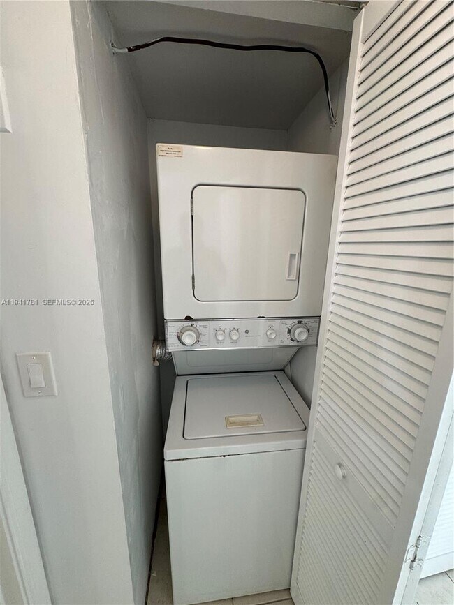 Building Photo - 4840 N State Rd 7