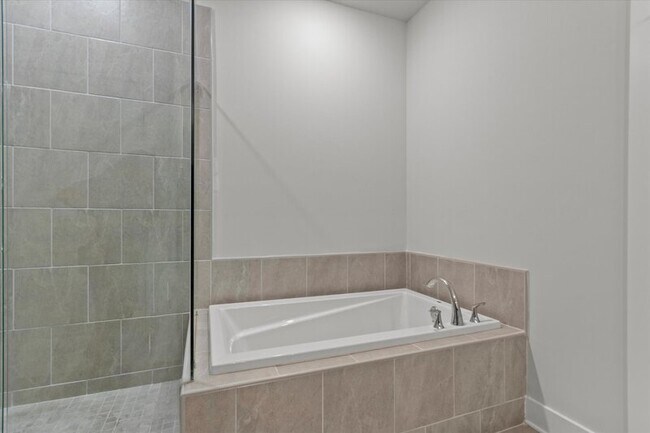 Building Photo - 150 Rugby Dr