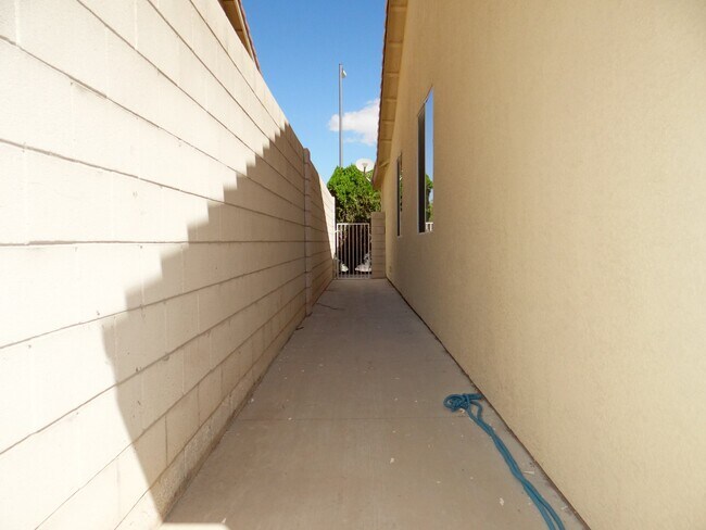 Building Photo - 10119 W Mesa Vista Ave