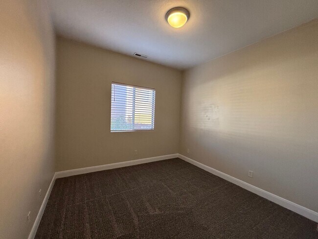 Building Photo - APARTMENT IN GREAT LOCATION FOR RENT!