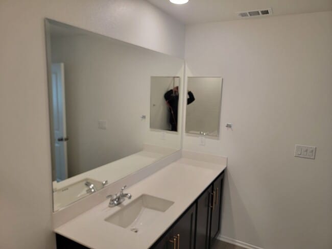 Building Photo - AVAILABLE MAY 15TH