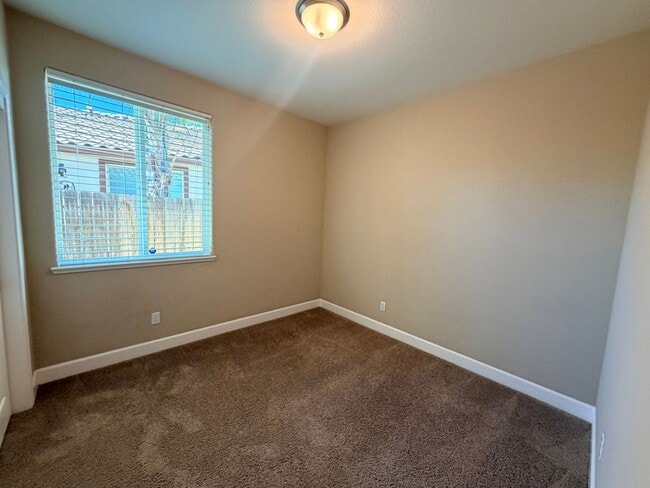 Building Photo - 1587 Manzanita Way