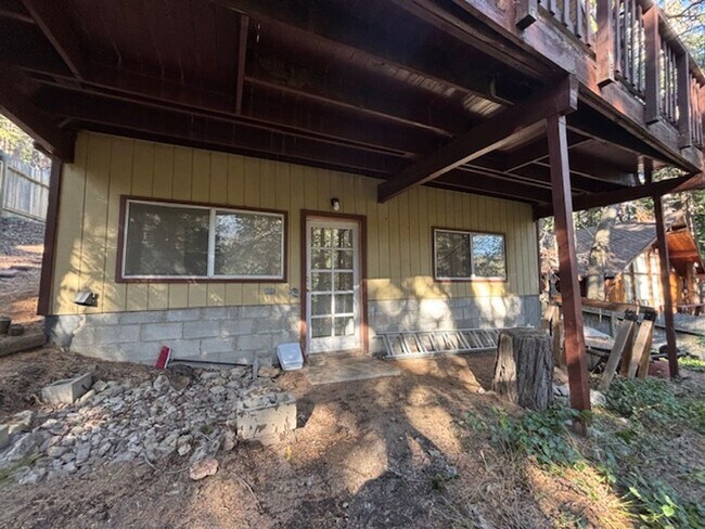 Building Photo - 10905 Elm Dr